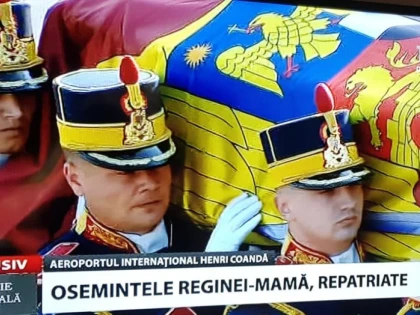 Sicriul cu osemintele Reginei-Mamă Elena a ajuns în ţară