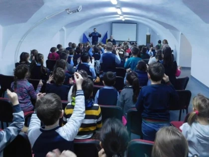 Siguranța școlară, subiectul unei activități preventiv-educative derulată la Școala Gimnazială „Mihai Eminescu” din Arad