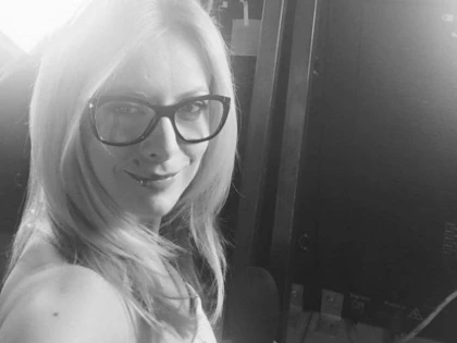 SIMONA GHERGHE, RASCOLITA DE AMINTIRI: " E DINCOLO DE CUVINTE"