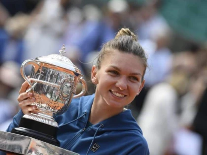 Simona Halep prezintă românilor trofeul de la Roland Garros