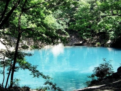 SINGURUL LAC DIN EUROPA CARE ISI SCHIMBA CULOAREA IN FUNCTIE DE ANOTIMP SE AFLA IN ROMANIA
