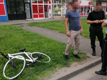 Șofer bătut cu pumnii de un biciclist căruia i s-a tăiat calea