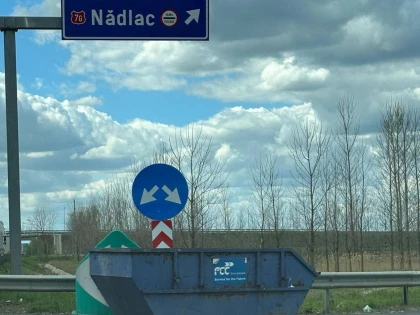 Şoferii continuă să arunce gunoaie pe câmp, deși a fost amplasat un container înainte de Nădlac