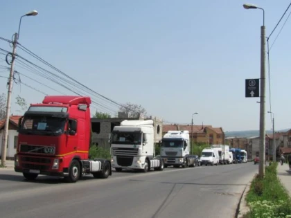 ȘOFERII DE CAMION PROTESTEAZĂ FAȚĂ DE TARIFUL RCA
