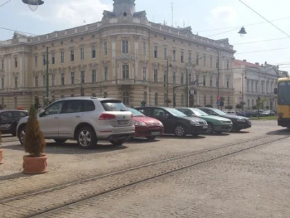 SOFERII SI POLITIA SE JOACA DE-A SOARECELE SI PISICA IN FATA PRIMARIEI