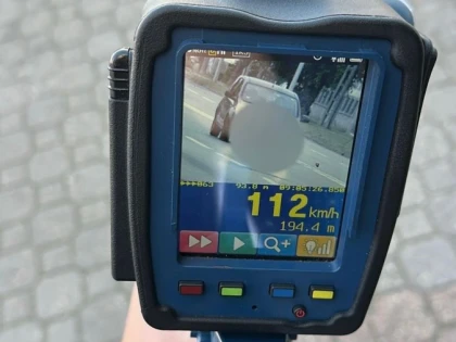 Șoferiță din Livada, prinsă băută și circulând cu 112 km/h în Arad