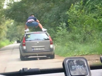 Șoferul arădean urcat pe plafonul mașinii aflate în mers a fost amendat