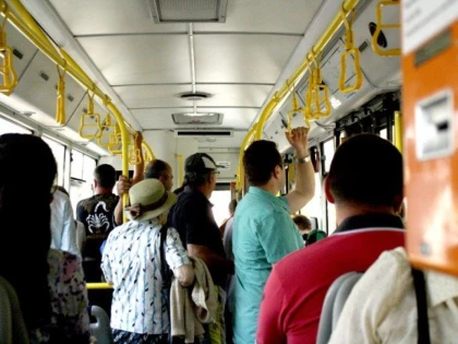 Șoferul Dorel și-a „uitat“ pasagerii încuiați în autobuz și a plecat la cumpărături