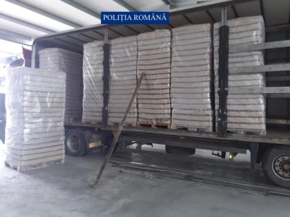 Șoferul unui autocamion plin de țigări de contrabandă a luat-o la fugă când a fost legitimat de polițiști