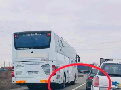 Șoferul unui autocar a fost amendat, în urma unor imagini apărute pe Facebook