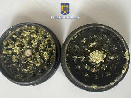 Șoferul unui microbuz a fost prins drogat, pe autostrada Deva-Nădlac. În bagajul unei pasagere au fost găsite droguri