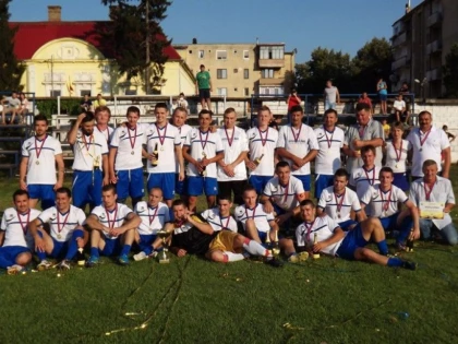 “SOIMII” AU PROMOVAT IN LIGA A 4-A: LIPOVA A SARBATORIT CU ARTIFICII, CONFETTI SI MULTA SAMPANIE (FOTO)