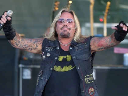 Solistul trupei Motley Crue, Vince Neil, a fost spitalizat după ce a căzut de pe scenă la un festival