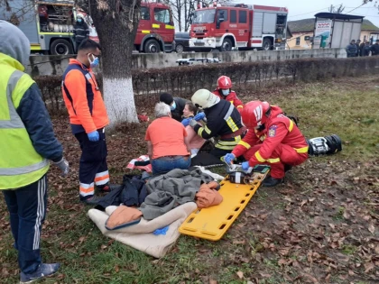 Soț și soție, în stare gravă după ce camionul lor s-a răsturnat la Șimand