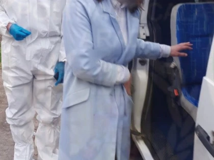Soț - soție, implicați într-un scandal de zile mari pe stradă, deși trebuiau să fie în izolare