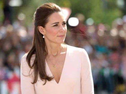 SOTIA PRINTULUI WILLIAM POARTA HAINE CONFECTIONATE LA ARAD