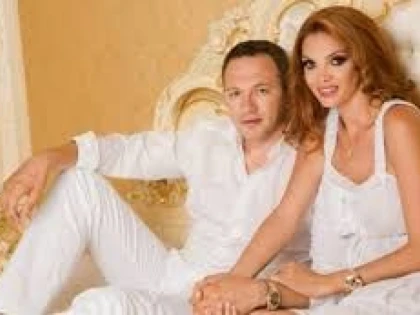 SOŢUL CRISTINEI SPĂTAR SE DISTREAZĂ PE BANII PRIETENILOR