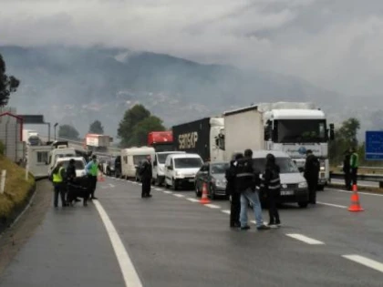 Spania îşi închide frontierele terestre