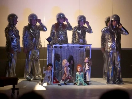 Spectacole pentru copii și părinții lor, duminică, pe scenele Teatrului „Ioan Slavici” Arad