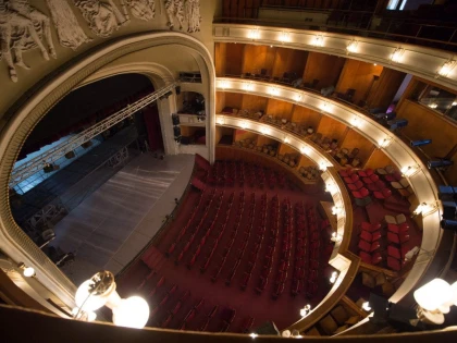 Spectacole suspendate la teatru