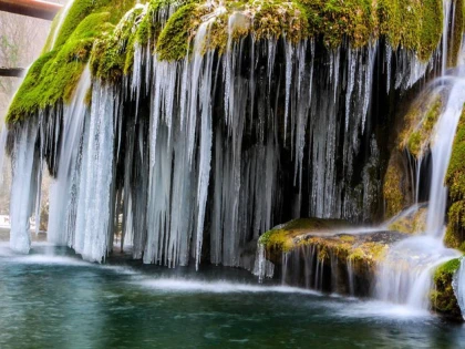 Spectacolul naturii, în plină desfășurare: Cascada Bigăr a înghețat