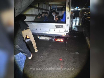 SPF Turnu: 18 refugiați, depistați într-o autoutilitară
