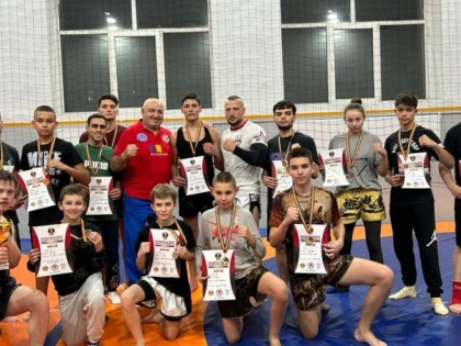 Sportivii arădeni au făcut furori în ring, la Centura României de kickboxing