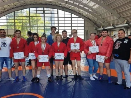 Sportivii arădeni s-au „bronzat” la Naţionalele de sambo