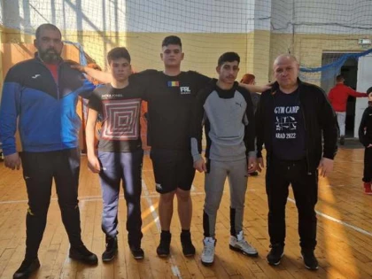 Sportivii de la CSȘ Gloria Arad au cucerit medalii pe salteaua de lupte