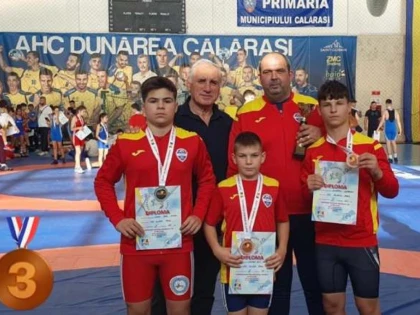 Sportivii Gloriei Arad au luat medalii pe salteaua de lupte