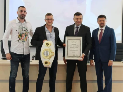 Sportivul Eduard Gafencu a primit diploma „Arădeni cu care ne mândrim”