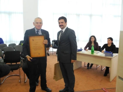 STEFAN HELL SI EDWARD NICOLAE LUTTWARK AU PRIMIT “DISTINCTIA JUDETULUI ARAD“