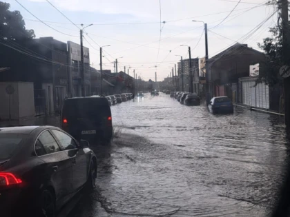Strada Cocorilor, din nou sub ape. Echipele Companiei de Apă Arad intervin în mai multe zone din municipiu