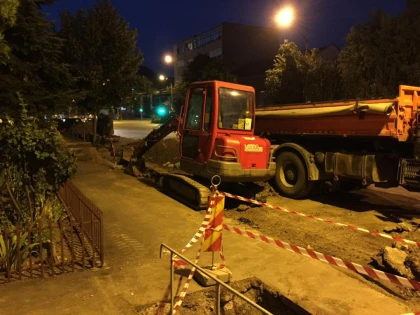 Strada „Doinaş”, asfaltată acum un an, e spartă din nou