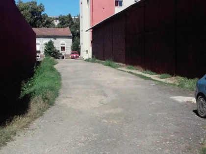 Strada fără nume, lăsată de administraţia Falcă şi fără asfalt