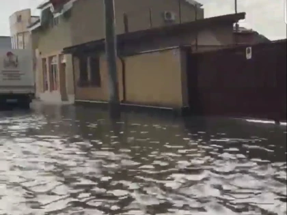 Străzi inundate și copaci rupți, în urma furtunii de astăzi din Arad
