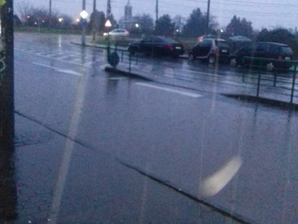 Străzile Aradului sunt pline de bălţi, în urma asfaltărilor „bine făcute” (FOTO)