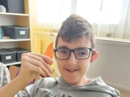 Strigătul unui copil de 14 ani: „Ajută-mă să mai pot merge! Ajută-mă să mai pot dansa!”