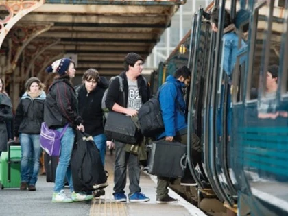 Studenții protestează față de eliminarea anumitor reduceri la transport și înghețarea burselor