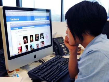 STUDIU: CUPLURILE CARE AU TENDINTA SA ISI AFISEZE RELATIA PE FACEBOOK DUREAZA MAI MULT