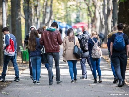 Studiu: Majoritatea tinerilor vor să plece din România