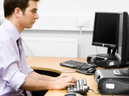 STUDIU: PESTE 50% DINTRE ROMANI ISI REZERVA VACANTA ONLINE, 42% SPUN CA MERG IN CONCEDIU O DATA PE AN