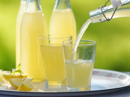 Sucul natural care îi poate lăsa pe șoferi fără permis. Un polițist a demonstrat cât alcool produce în aerul expirat