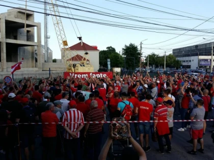Suporterii au ˝inaugurat˝ stadionul, iar mesajul e „Falcă, pleacă din Arad!” (FOTO)