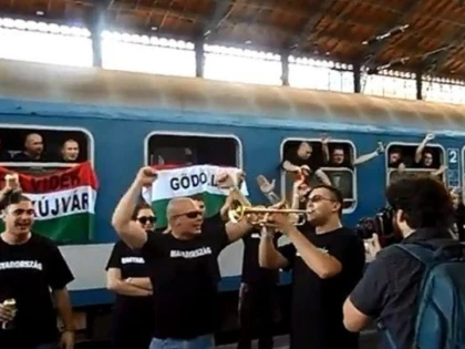 SUPORTERII UNGURI AU ARUNCAT CU PETARDE SI CUTII DE BERE IN GARA DIN ARAD