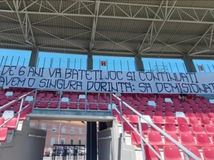 Suporterii UTA-ei cer demisii din peluza stadionului: ”De 6 ani vă bateți joc și continuați…”