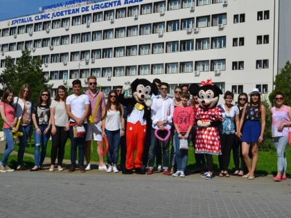 SUPRIZE DE 1 IUNIE PENTRU COPIII INTERNATI IN SECTIA DE PEDIATRIE A SPITALULUI JUDETEAN