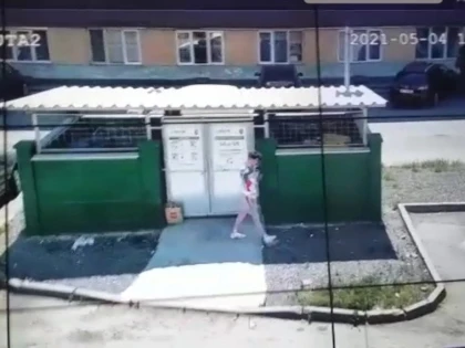 Surprins pe camerele video cum a aruncat gunoiul lângă tomberon. Tânărul s-a ales cu 1.000 lei amendă