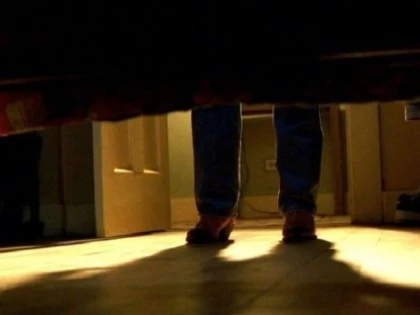 Surpriza avută de un bărbat după ce a cumpărat un apartament. Ce era sub pat
