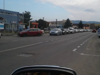 Sute de avertismente și zeci de amenzi în urma cozilor infernale de la stațiile de carburanți